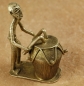 Preview: Afrika Bronze Figur - Musiker mit Trommel - Gelbguss