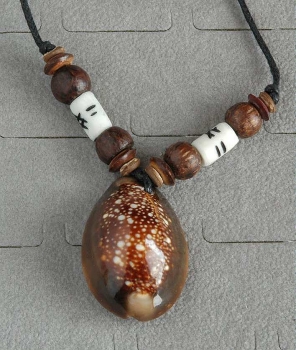 Afrika Halskette mit Kauri Muschel und Perlen - Rückseite
