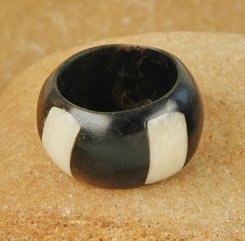 Afrika Holz Fingerring / Ring mit Knochen Einlage