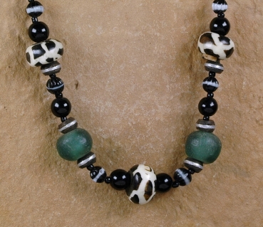 Afrika Kette / Halskette mit Glas & Knochen Perlen