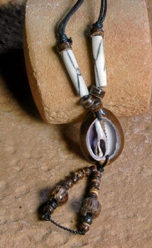Afrika Schmuck - Halskette mit Kauri Muschel & Perlen - Rückseite
