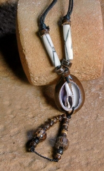 Afrika Schmuck - Halskette mit Kauri Muschel & Perlen - Rückseite