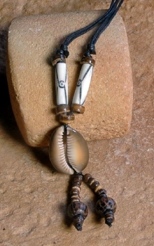 Afrika Schmuck - Halskette mit Kauri Muschel & Perlen