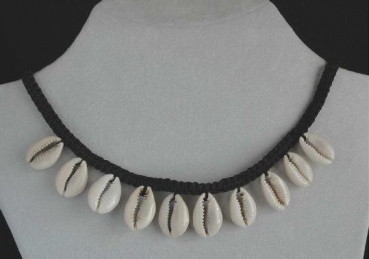 Afrikanische Halskette mit Kauri Muscheln
