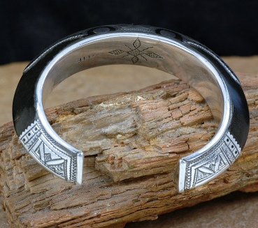 Preview: Ausgefallene Tuareg Armspange - Ebenholz mit Silber - Rückseite