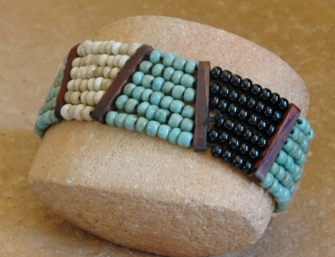 Ausgefallenes Armband - Holz und Glasperlen