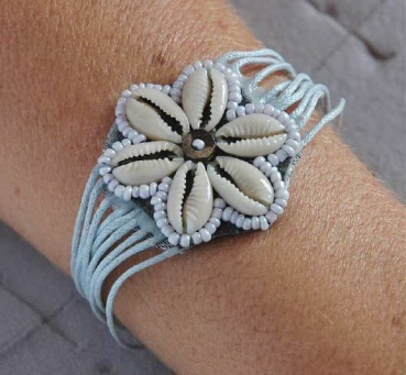 Blüten Armband mit Kauri Muscheln - Hellblau