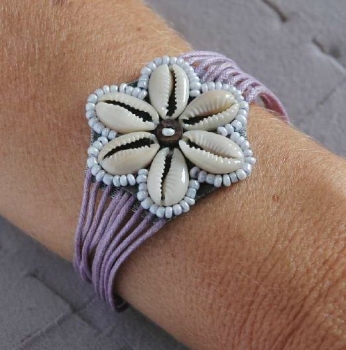 Blüten Armband mit Kauri Muscheln - Lila