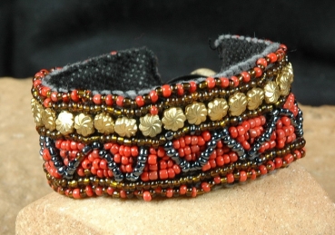 Dekoratives Armband mit schönen Perlen - Rot