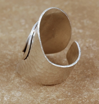 Extravaganter Silber Ring mit Spirale - Hammerschlag