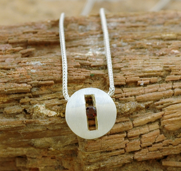 Granat - Silber Spiralkette mit mattiertem Anhänger