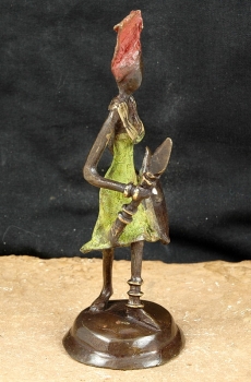 Moderne Afrika Figur aus Bronze - Kriegerin - Gelbguss