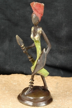 Moderne Afrika Figur aus Bronze - Kriegerin - Gelbguss