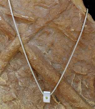 Preview: Peridot - Silber Spiralkette mit mattiertem Anhänger