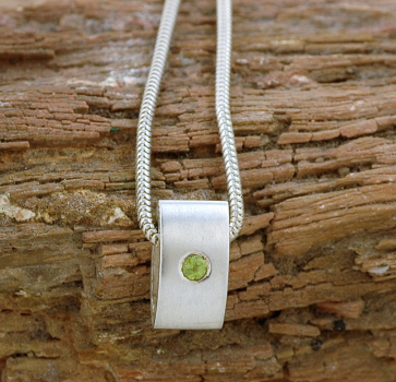 Peridot - Silber Spiralkette mit mattiertem Anhänger