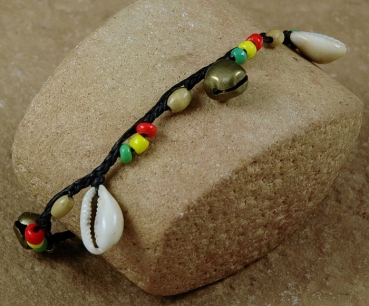 Reggae Fußkette mit Kauri Muschel & Glöckchen