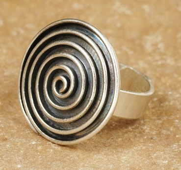 Runder Ring aus Silber - Schönes Spiralen Design