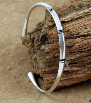 Preview: Schmale Tuareg Armspange - Silber mit Ebenholz