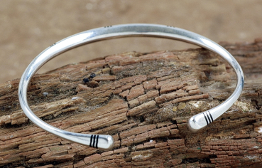 Preview: Schmale Tuareg Armspange - Silber mit Ebenholz