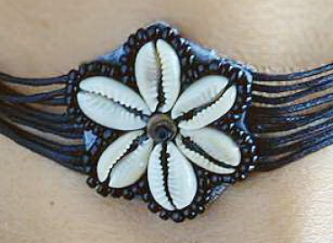 Schwarze Choker Kette - Blüte aus Kauri Muscheln