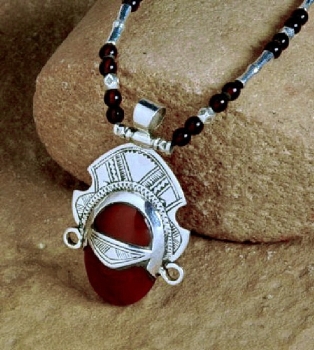 Tuareg Halskette mit dekorativem Silber Anhänger