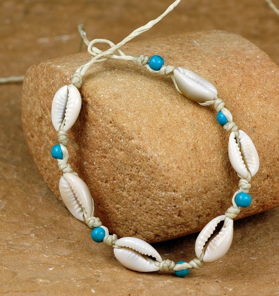 Afrika Armband - Kauri Muscheln und Blaue Perlen - Verschluß