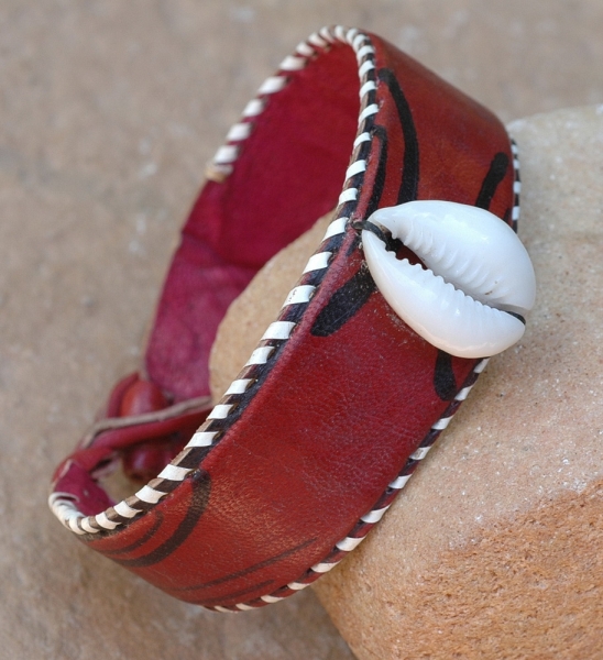 Afrika Armband - Leder mit Kauri Muschel