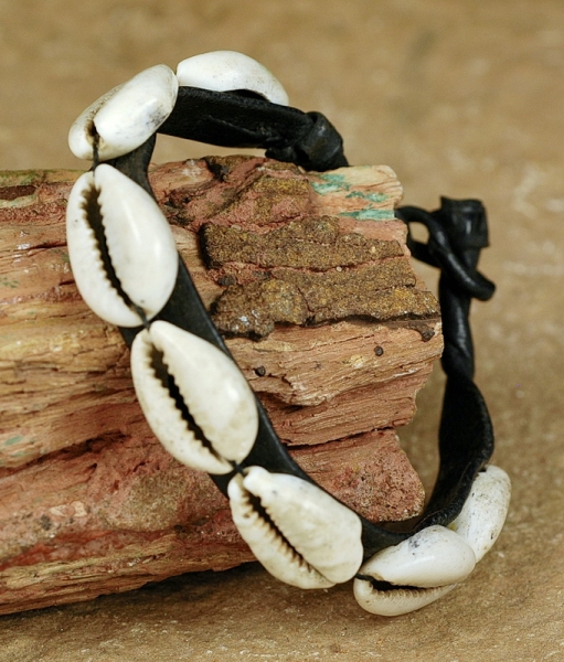Afrika Armband - Leder mit Kauri Muscheln
