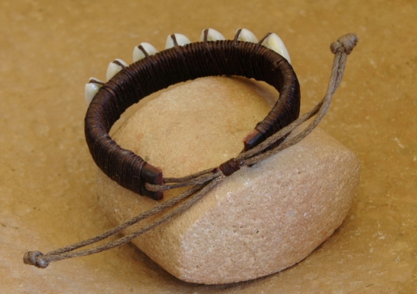 Afrika Armband - Leder mit schönen Kauri Muscheln - Verschluß