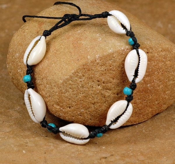 Afrika Armband mit Kauri Muscheln & Blauen Perlen