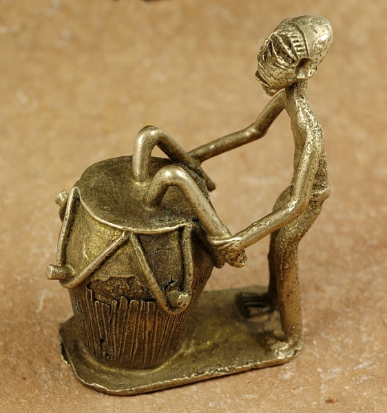 Afrika Bronze Figur - Musiker mit Trommel - Gelbguss
