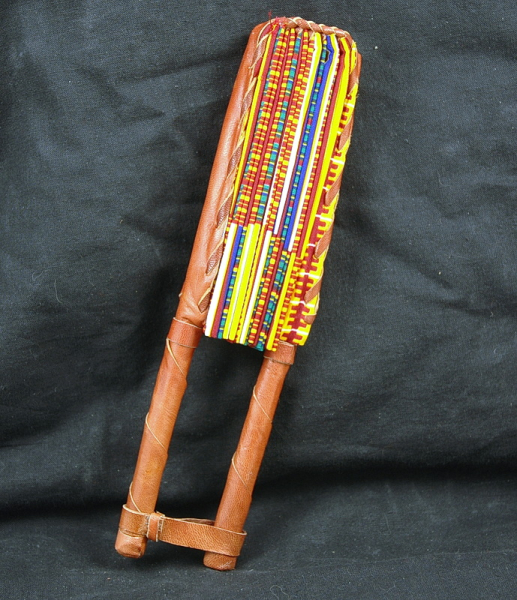 Afrika Fächer im traditionellen Kente Design- zugeklappt