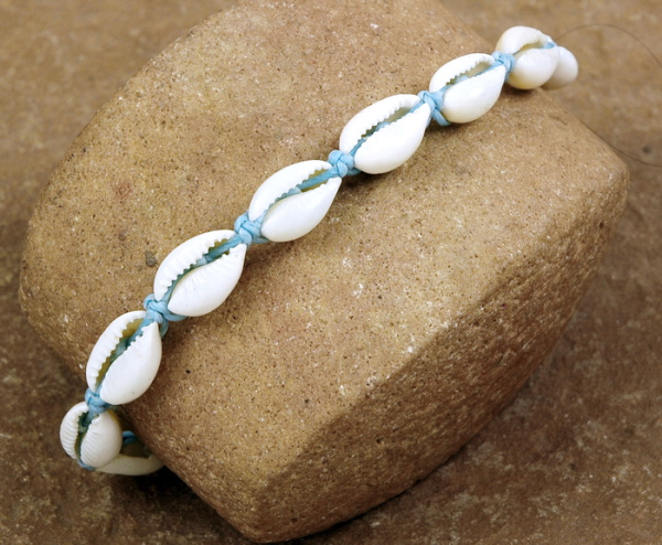 Afrika Fußkette in Blau mit Kauri Muscheln