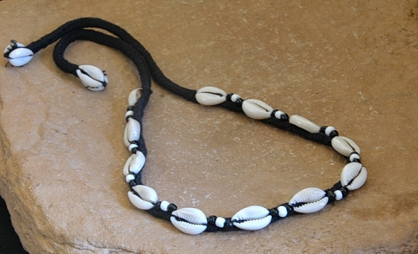 Afrika Halskette mit Kauri Muscheln - Afrika Schmuck