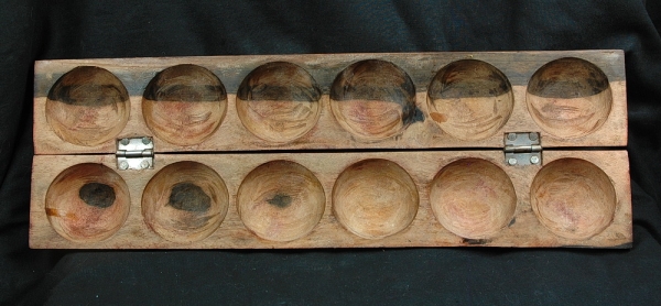 Afrika Holz Spiel - Wari / Ovare / Kalaha - Motiv Giraffe
