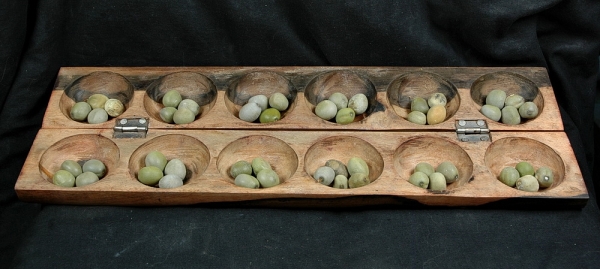 Afrika Holz Spiel - Wari / Ovare / Kalaha - Motiv Giraffe