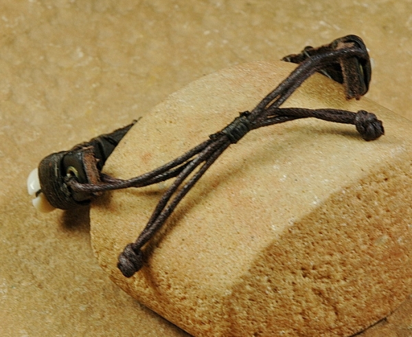 Afrika Leder Armband mit schönen Kauri Muscheln