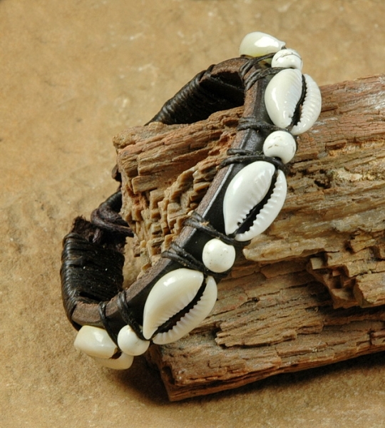 Afrika Leder Armband mit schönen Kauri Muscheln
