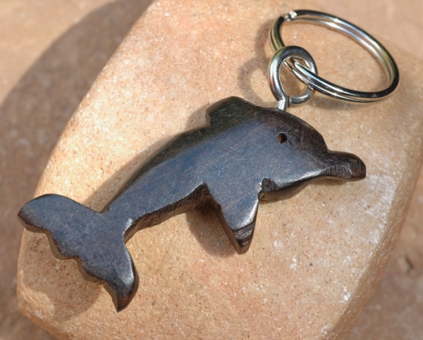 Afrika Schlüsselanhänger aus Holz - Delfin