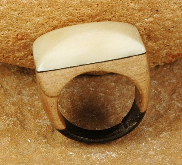 Afrikanischer Holz Ring mit Knochen Einlage