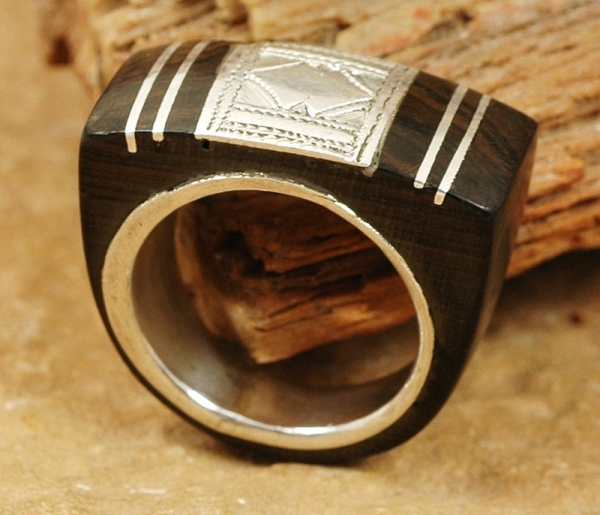 Ausgefallener Tuareg Ring aus Ebenholz mit Silber