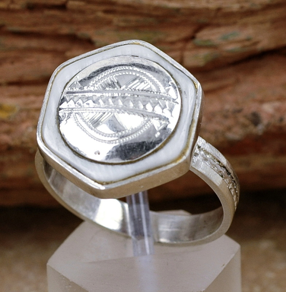 Ausgefallener Tuareg Ring - Silber + Perlmutt Muschel