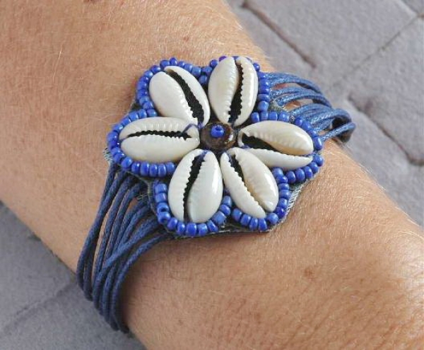 Blüten Armband mit Kauri Muscheln - Blau