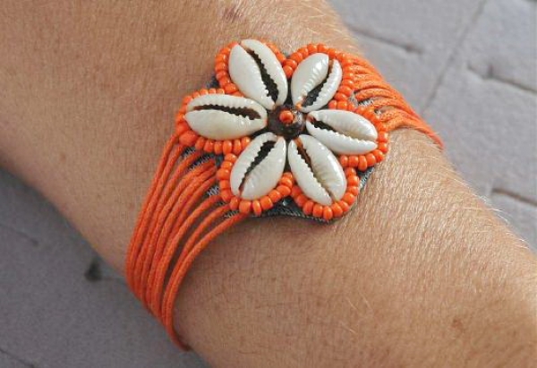 Blüten Armband mit Kauri Muscheln - Orange