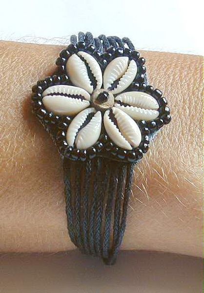 Blüten Armband mit Kauri Muscheln - Schwarz