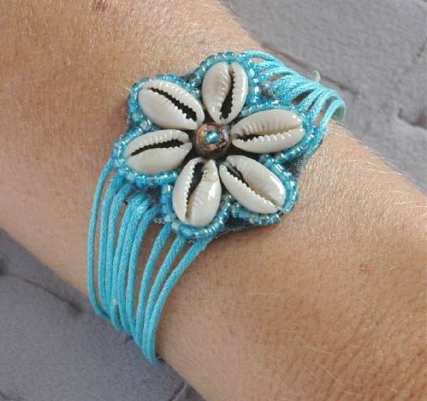 Blüten Armband mit Kauri Muscheln - Türkis