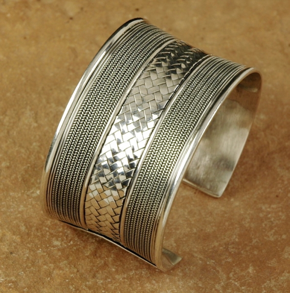 Breite Silber Armspange mit dekorativem Muster