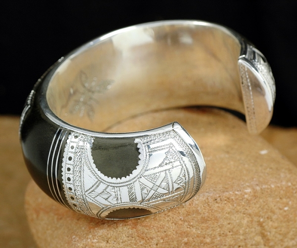 Breite Tuareg Armspange aus Ebenholz mit Silber