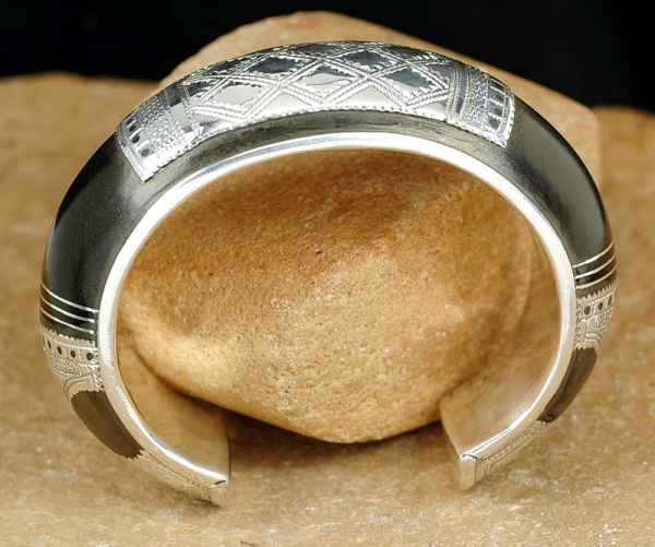 Breite Tuareg Armspange aus Ebenholz mit Silber