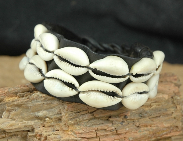 Breites Afrika Armband - Leder mit Kauri Muschel